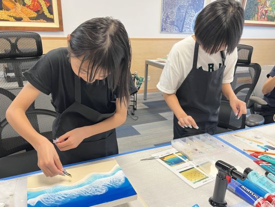 オーシャンレジンアート作成体験　ハワイの美しい海や波をレジンアートで再現！世界に一つだけの作品を作るワークショップ＜日本語／マッカリーショッピングセンター内＞