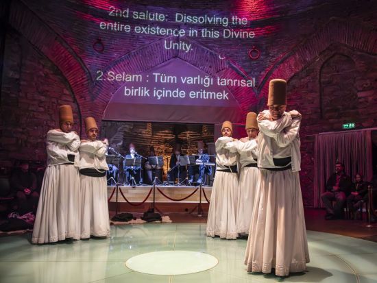 トルコ伝統のセマー旋回舞踊ショーチケット☆ホジャパシャ文化施設で800年続く神秘の旋回儀式を鑑賞＜イスタンブール＞