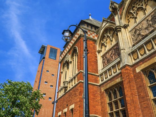 ストラトフォード・アポン・エイヴォン往復送迎ツアー　シェイクスピアの生家など3ヵ所の入場付き＜ロンドン発＞