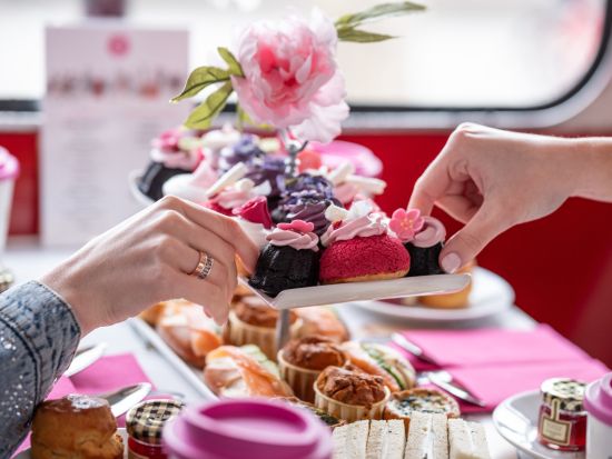 プレミアムアフタヌーンティーバスツアー　真っ赤な2階建てバスでロンドン観光 ＜1.5時間／ヴィクトリア駅周辺発＞