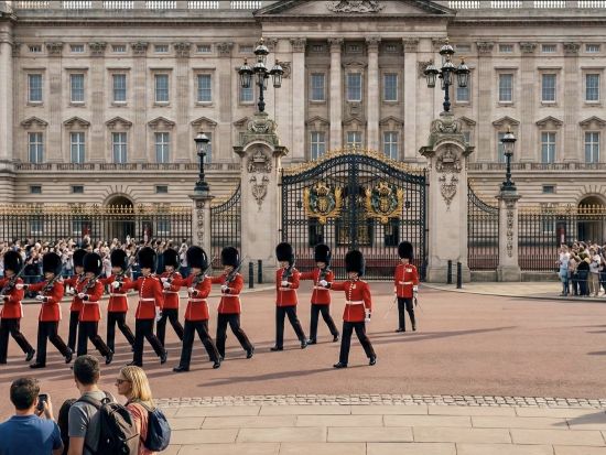 【ロンドン到着初日専用車＋徒歩】ロンドン市内6時間ハイライト観光ツアー＜日本人アシスタント／写真スポット巡り／ホテル送迎＞byとらベアトラベル