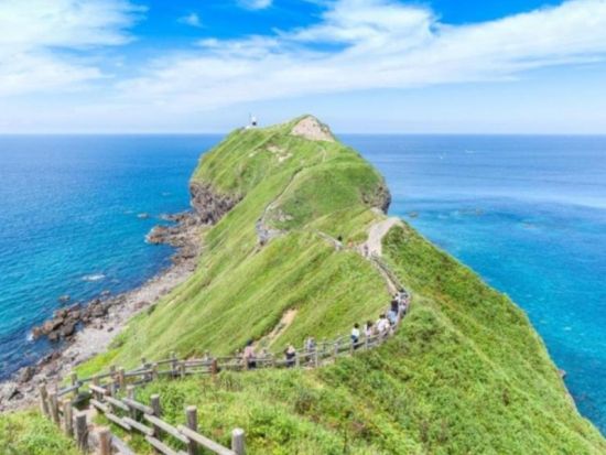 【全日催行決定】積丹半島日帰りバスツアー 道の駅 ふるびら＋島武意海岸＋神威岬　ごはんが見えないウニ丼と海鮮浜鍋ランチ付き＜昼食付／6～8月／札幌発着＞