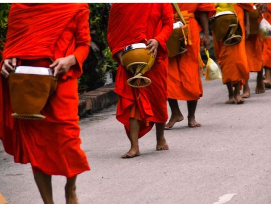 ハノイから行く ラオス・ルアンパバーン 2泊3日【ハノイ発着 / 3スターホテル宿泊 / 日本語観光】- 悠久の世界遺産巡り - 托鉢体験、朝市見学付！