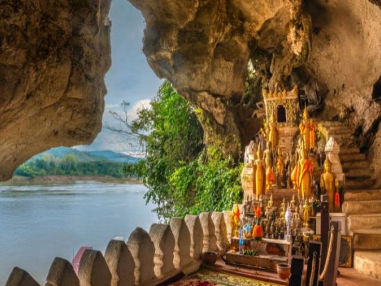 ハノイから行く ラオス・ルアンパバーン 2泊3日【ハノイ発着 / 3スターホテル宿泊 / 日本語観光】- 悠久の世界遺産巡り - 托鉢体験、朝市見学付！