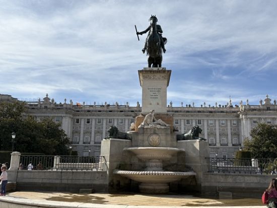 マドリード王宮 事前予約チケットで自由見学 ＜チュロスクーポン付き＞ by HIS