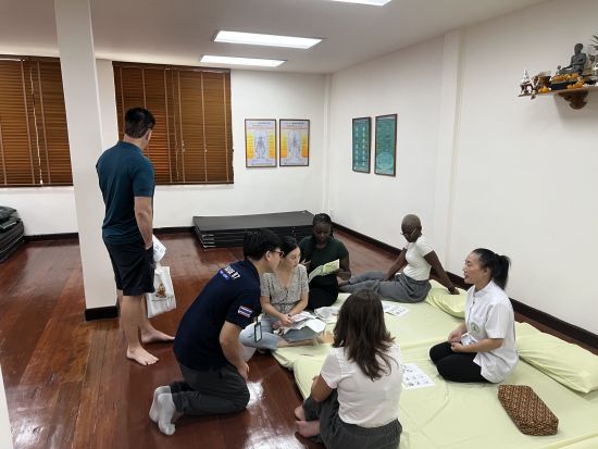 【バンコク】ワットポー寺院めぐり＋タイマッサージ実技レッスン