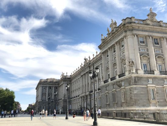 マドリード王宮 事前予約チケットで自由見学 ＜チュロスクーポン付き＞ by HIS