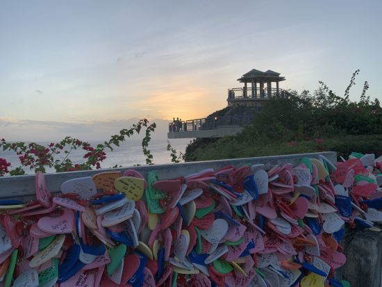 グアム 恋人岬サンセットツアー　ゆうやけテラスで絶景夕日観賞！展望台入場＆ドリンク2杯付き＜恋人岬までの往復送迎付き＞