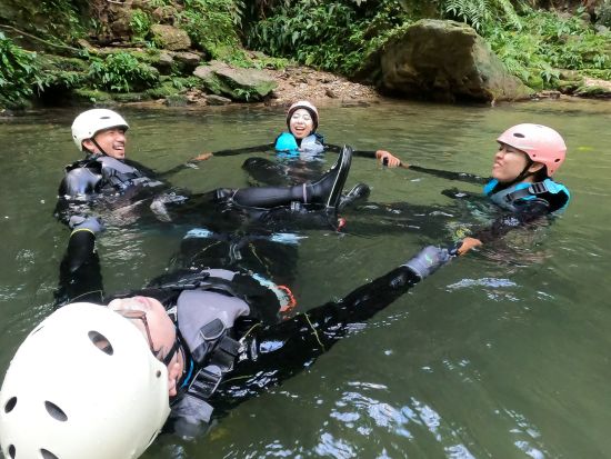 【1組貸切】キャニオニング＆シャワークライミング体験 初心者大歓迎！やんばるの大自然を冒険しよう◎＜約3～4時間／写真・動画プレゼント／本島北部 名護市＞