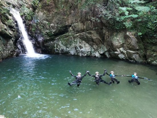 【1組貸切】キャニオニング＆シャワークライミング体験 初心者大歓迎！やんばるの大自然を冒険しよう◎＜約3～4時間／写真・動画プレゼント／本島北部 名護市＞