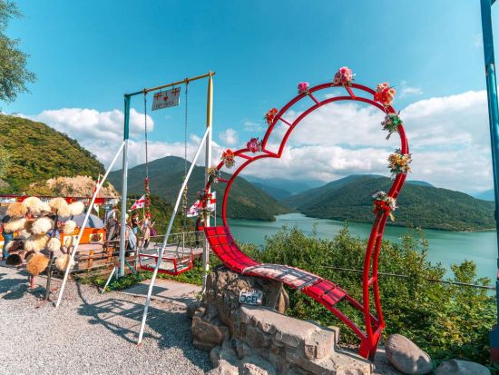 カズベキ 日帰り観光ツアー ステッパンツミンダ＋アナヌリ要塞＋グダウリ・パノラマ＜英語ガイド／トビリシ発＞