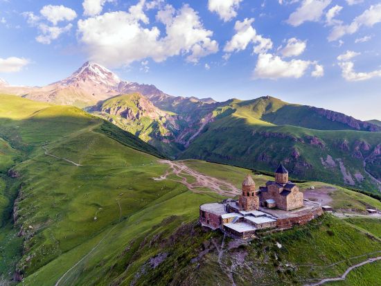 カズベキ 日帰り観光ツアー ステッパンツミンダ＋アナヌリ要塞＋グダウリ・パノラマ＜英語ガイド／トビリシ発＞