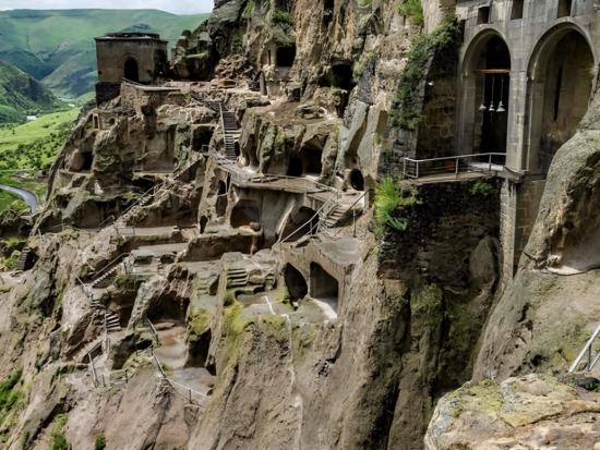 南ジョージア 日帰り観光ツアー ボルジョミ＋ラバティ要塞＋洞窟都市ヴァルジア＜英語ガイド／トビリシ発＞