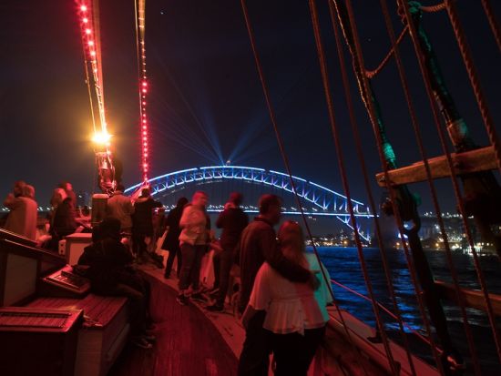 【2026年5月22日～6月13日限定】ディナークルーズ　歴史あるクラシック帆船で幻想的な光の祭典「ビビッド・シドニー」を満喫！＜1.5時間／シドニー発＞