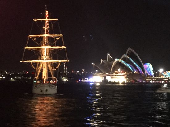 【2026年5月22日～6月13日限定】ディナークルーズ　歴史あるクラシック帆船で幻想的な光の祭典「ビビッド・シドニー」を満喫！＜1.5時間／シドニー発＞