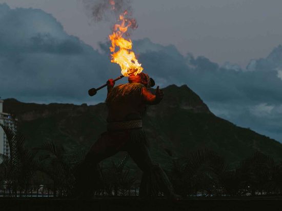 伝統ルアウ＆ハワイアンショー「アハアイナ・ロイヤル・ハワイアン・ルアウ」　オーシャンフロントの会場で本格ルアウショーを満喫！＜ロイヤル・ハワイアン・ホテル内＞