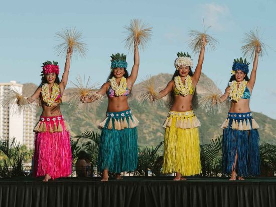 伝統ルアウ＆ハワイアンショー「アハアイナ・ロイヤル・ハワイアン・ルアウ」　オーシャンフロントの会場で本格ルアウショーを満喫！＜ロイヤル・ハワイアン・ホテル内＞