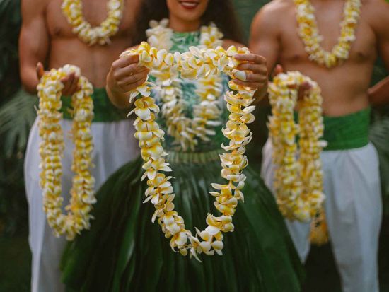 伝統ルアウ＆ハワイアンショー「アハアイナ・ロイヤル・ハワイアン・ルアウ」　オーシャンフロントの会場で本格ルアウショーを満喫！＜ロイヤル・ハワイアン・ホテル内＞