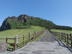【クルーズ港発着混載ツアー】済州島世界自然遺産巡り 城山日出峰+万丈窟+城邑民俗村と海辺カフェ 黒豚サムギョプサルの食事付＜2名から催行／1名申込可能／日本語＞の写真