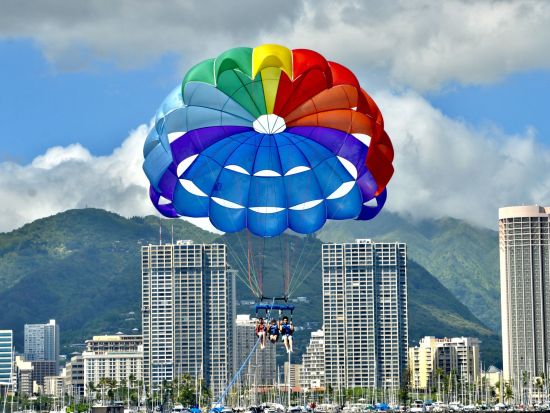 ハワイでパラセーリング　高さ120m／150mの上空からワイキキとダイアモンドヘッドの絶景を鑑賞！＜ヒルトン・ワイキキ＞