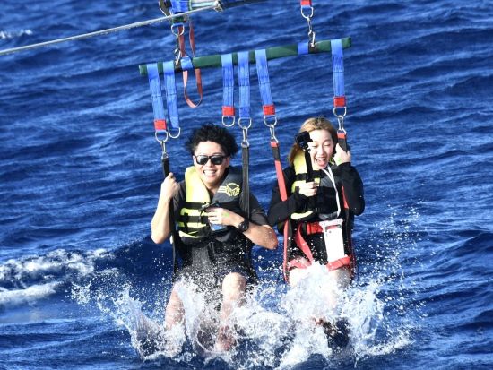 ハワイでパラセーリング　高さ120m／150mの上空からワイキキとダイアモンドヘッドの絶景を鑑賞！＜ヒルトン・ワイキキ＞