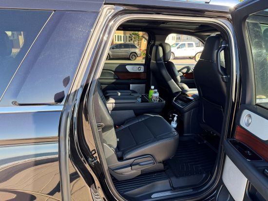 【VIP空港送迎】ロサンゼルス国際空港 ⇔ ダウンタウン周辺　ラグジュアリーな高級SUVまたは大型バンで快適移動＜貸切／1～8名／日本語ドライバー＞