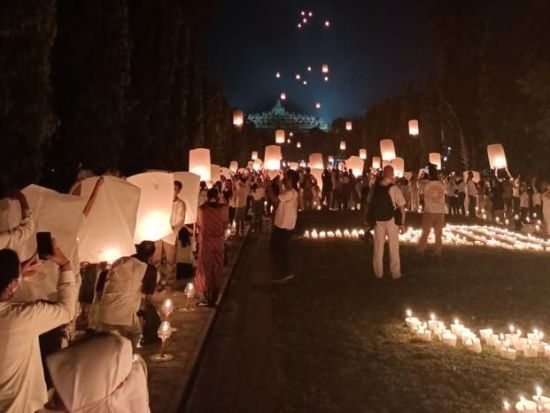 【2026/5/31 限定】世界遺産ボロブドゥール寺院ランタン祭り「ワイサック仏教大際」ツアー＜日本語ガイド／宿泊付きプランあり＞