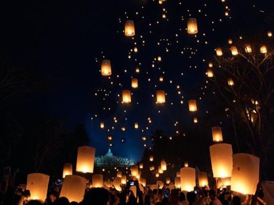 【2026/5/31 限定】世界遺産ボロブドゥール寺院ランタン祭り「ワイサック仏教大際」ツアー＜日本語ガイド／宿泊付きプランあり＞