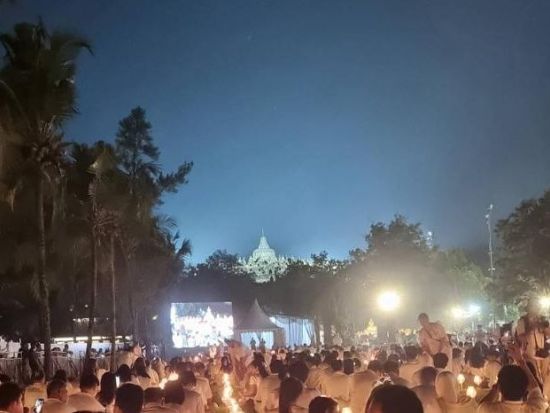 【2026/5/31 限定】世界遺産ボロブドゥール寺院ランタン祭り「ワイサック仏教大際」ツアー＜日本語ガイド／宿泊付きプランあり＞