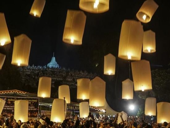 【2026/5/31 限定】世界遺産ボロブドゥール寺院ランタン祭り「ワイサック仏教大際」ツアー＜日本語ガイド／宿泊付きプランあり＞