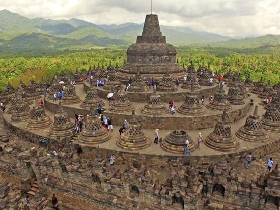 【2026/5/31 限定】世界遺産ボロブドゥール寺院ランタン祭り「ワイサック仏教大際」ツアー＜日本語ガイド／宿泊付きプランあり＞