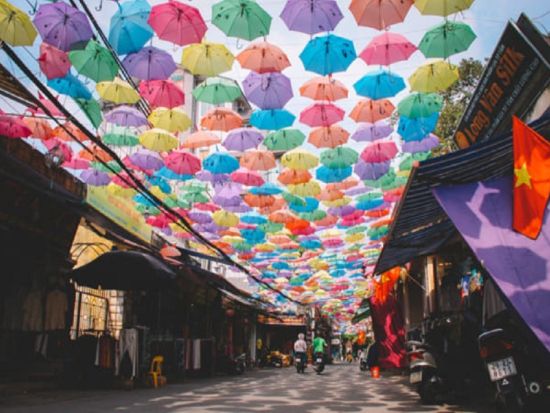 ハノイ伝統工芸村巡りツアー　ヴァンフックシルク村＆クアン・フー・カウー線香村＆バッチャン陶芸村 ＜昼食付き／日本語ガイド＞
