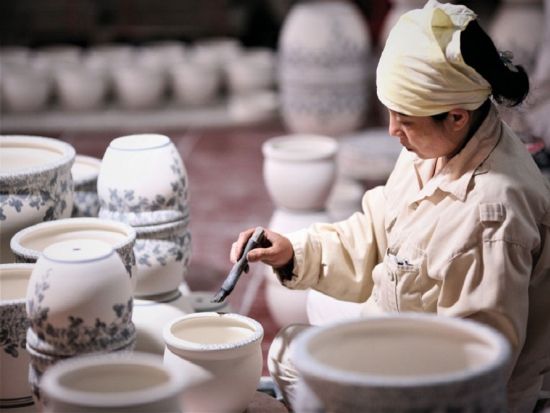 ハノイ伝統工芸村巡りツアー　ヴァンフックシルク村＆クアン・フー・カウー線香村＆バッチャン陶芸村 ＜昼食付き／日本語ガイド＞