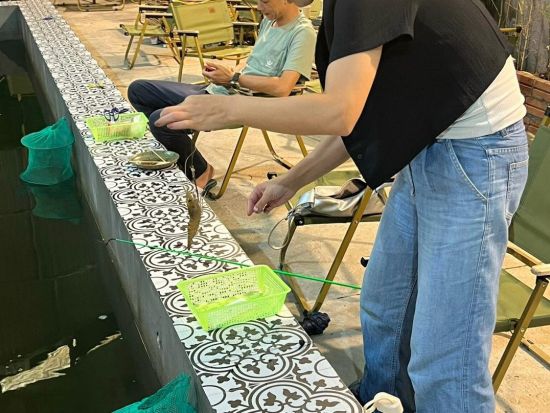 ハノイ エビ釣りツアー　最大2時間まで釣り放題のエビ釣り体験！ ＜午前または午後／日本語ガイド＞