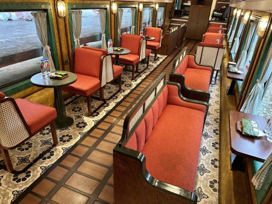 観光列車「ザ・ハノイトレイン」＆定番市内観光ツアー　 ハノイ大教会+文廟+Pho 10でのフォー昼食 ＜日本語ガイド／ハノイ発着／トレインストリート解散可＞