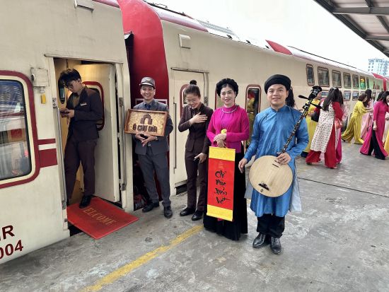 観光列車「ザ・ハノイトレイン」＆定番市内観光ツアー　 ハノイ大教会+文廟+Pho 10でのフォー昼食 ＜日本語ガイド／ハノイ発着／トレインストリート解散可＞