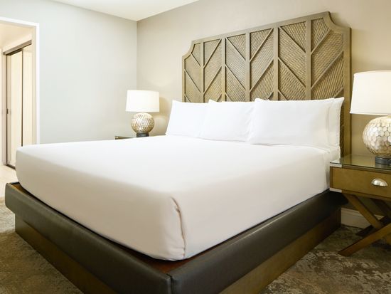 Beach-Tower-2-BR-Oceanfront-Main-Suite-3000x2000