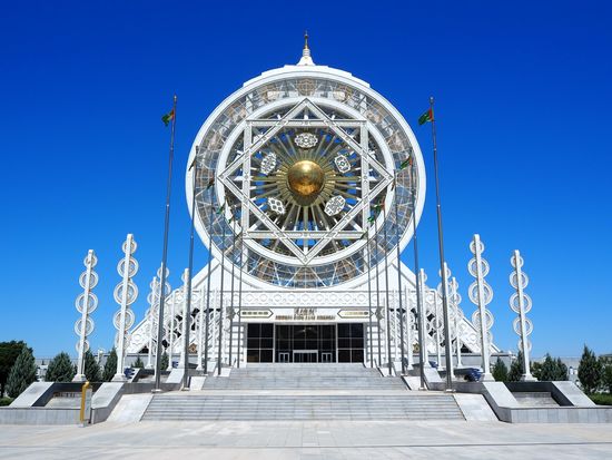 Entertainment Center_pixta_60913609_L