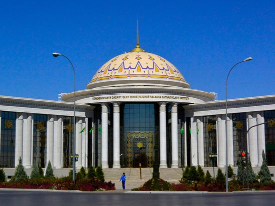 Ashgabat_Turkmen State University_pixta_18900870_L
