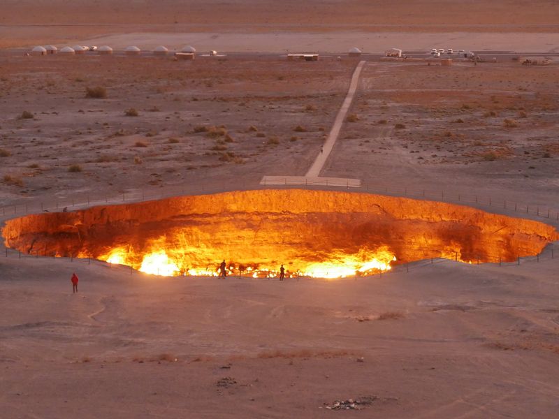Turkmenistan_Darvaza_Gas Crater_pixta_58418358_L