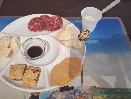 パルミジャーノ、バルサミコ＆ワイナリーツアー ＜軽食付き／ボローニャ発＞