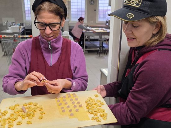 パルミジャーノ、バルサミコ＆ワイナリーツアー ＜軽食付き／ボローニャ発＞