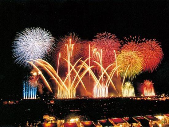 夜行日帰りバスツアー 第98回大曲花火競技大会 観覧席から迫力の花火を満喫する旅＜新幹線＆夜行バス利用／仙台駅発着＞ by クラブツーリズム株式会社