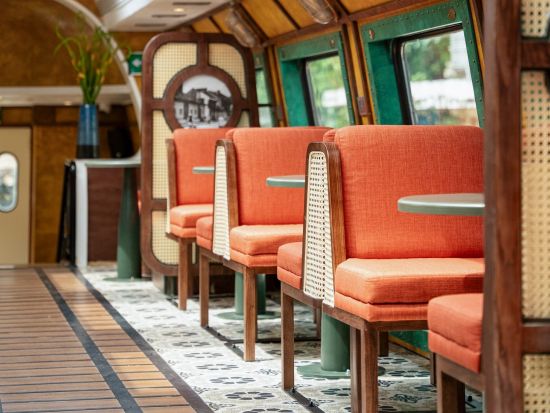 ハノイ観光列車ツアー　2階建て「ザ・ハノイトレイン」乗車体験！トレインストリート観光＋アオザイレンタル付き ＜日本語ガイド＞