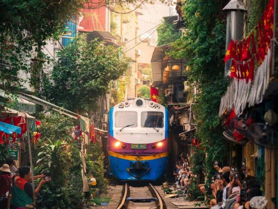 ハノイ観光列車ツアー　2階建て「ザ・ハノイトレイン」乗車体験！トレインストリート観光＋アオザイレンタル付き ＜日本語ガイド＞