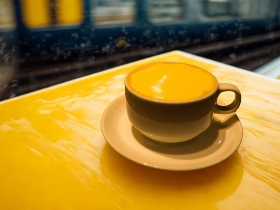 ハノイ観光列車ツアー　2階建て「ザ・ハノイトレイン」乗車体験！トレインストリート観光＋アオザイレンタル付き ＜日本語ガイド＞