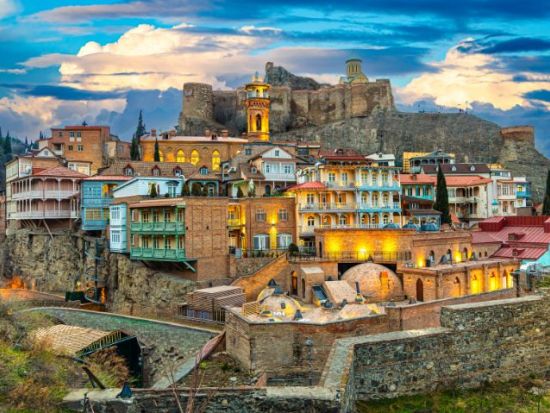 コーカサス2カ国を周遊！ジョージア・アゼルバイジャン 4泊5日【トビリシ発バクー終了/ 航空券＋ホテル＋空港送迎＋現地ツアー】