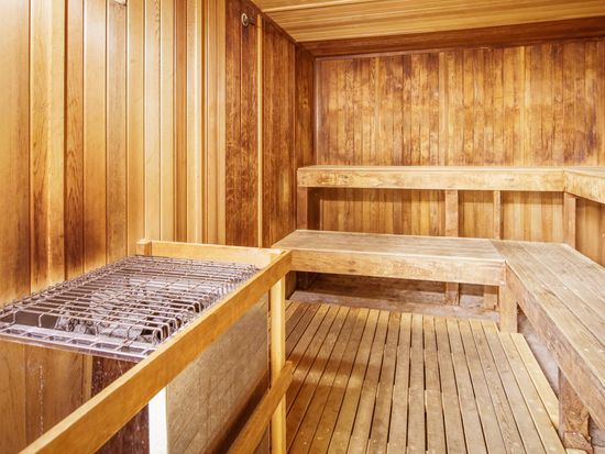 Aston-at-the-Waikiki-Banyan-Sauna3000x2000