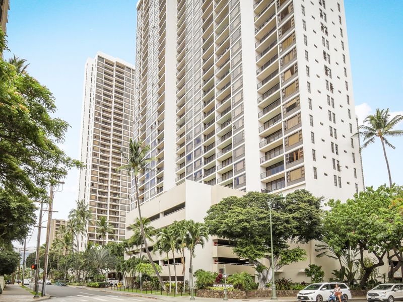 Aston-at-the-Waikiki-Banyan-Exterior-opt-3000x2000