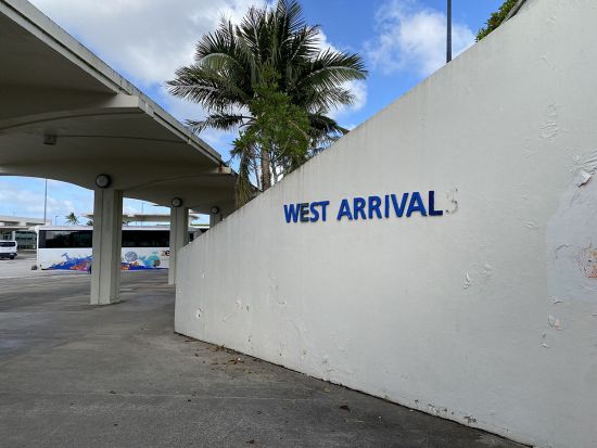 【赤いシャトルバスセット割実施中！】【空港送迎】グアム国際空港 ⇔ タモンorタムニング地区ホテル間　送迎サービス＜混載＞